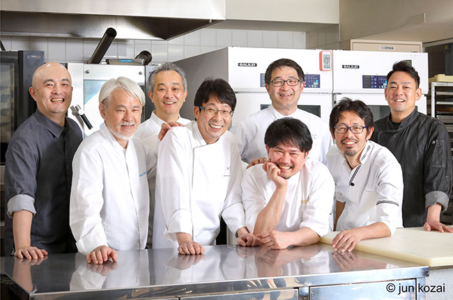 8人のパティシエ集団