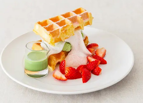 〈cafe.ゆとりの空間〉いちごと抹茶の桜餅風ワッフル