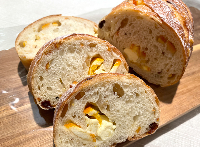 〈ドンク〉 オレンジとクリームチーズのお食事パン