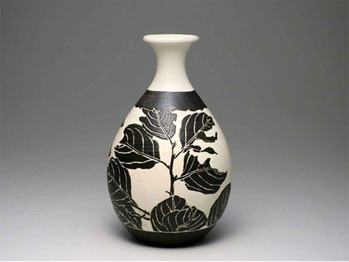 「唐津白地黒掻落し瓶」