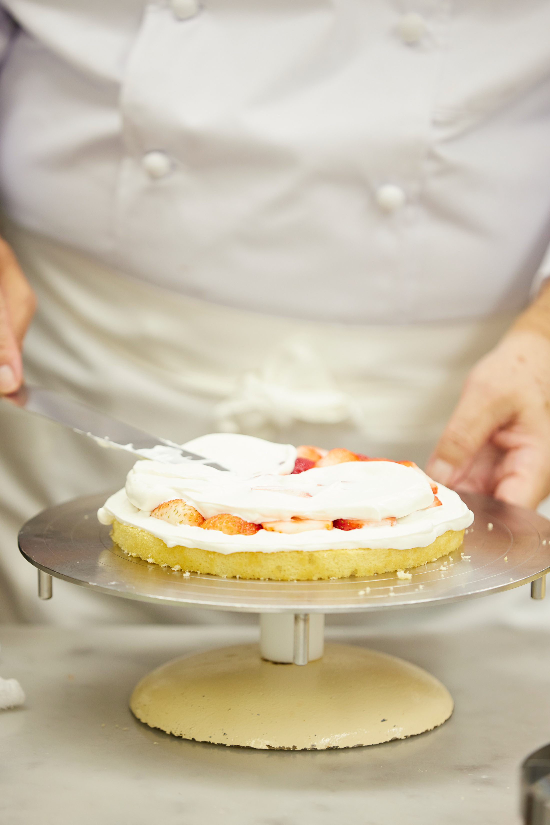生クリームとスポンジ、いちご。その3つのバランスで仕上げるショートケーキは、「シンプルだからごまかしが効かない」と、福原さん
