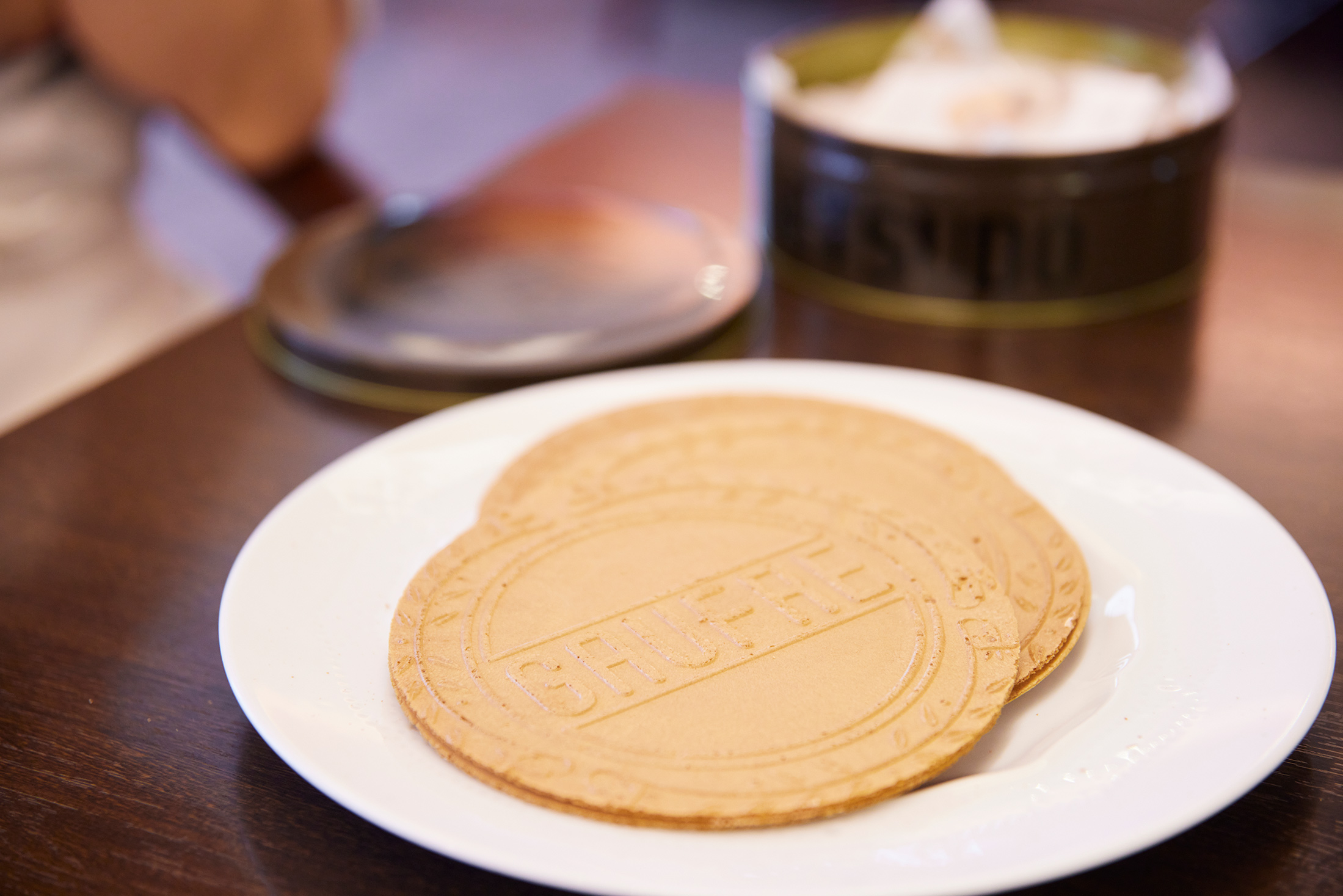 薄焼きせんべいの表面には凸凹がなくすべらかで、「GAUFRE」の文字が押されている