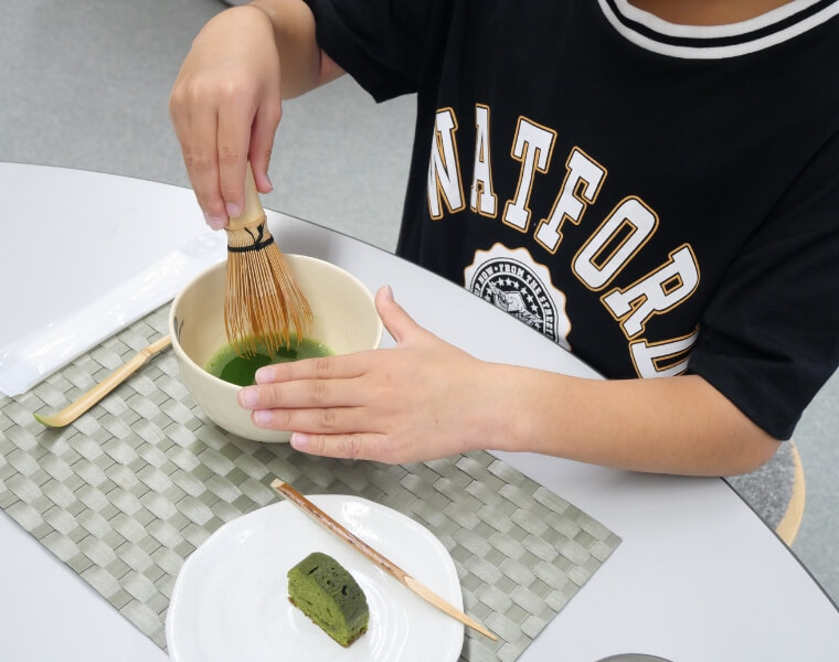 抹茶を点てている様子