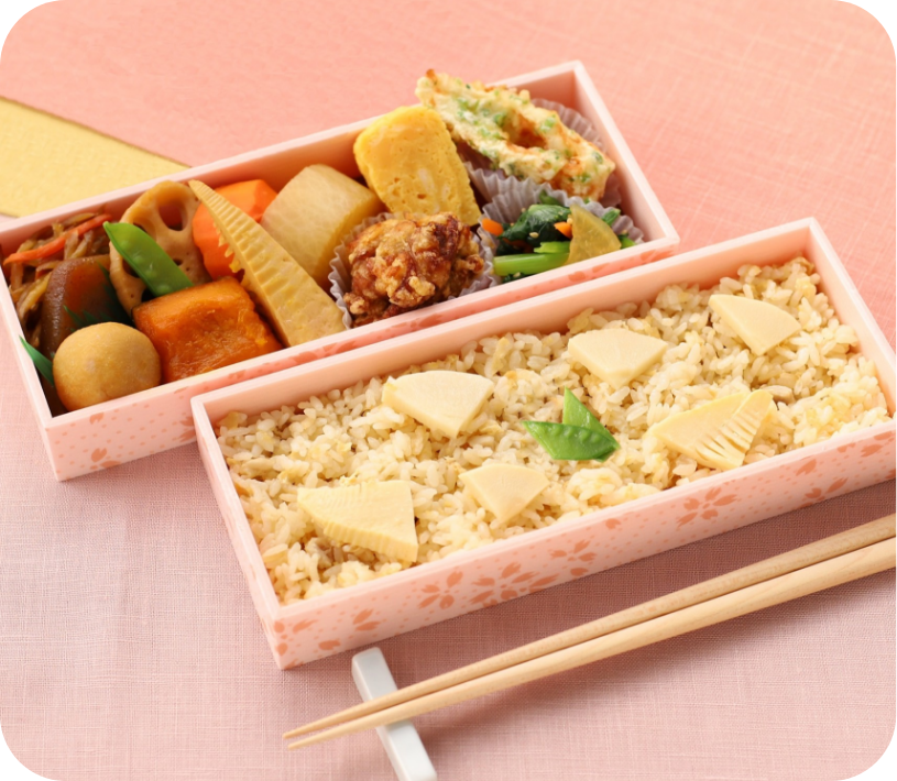 〈お惣菜のまつおか〉筍ごはん⼆段弁当
