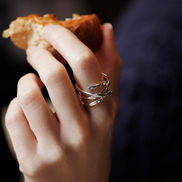 ピュアな素材、純銀で作るアクセサリーブランド〈フォーセブンナイン