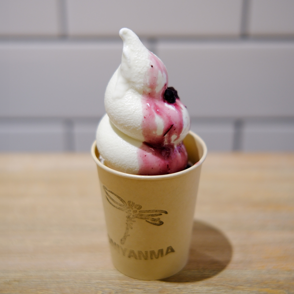 〈オニヤンマコーヒー〉ヨーグルトソフト(ブルーベリーソース)