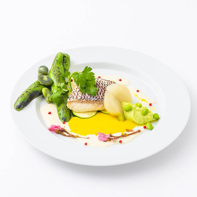 桜鯛の蒸し煮、桜風味と春色の2色ソース