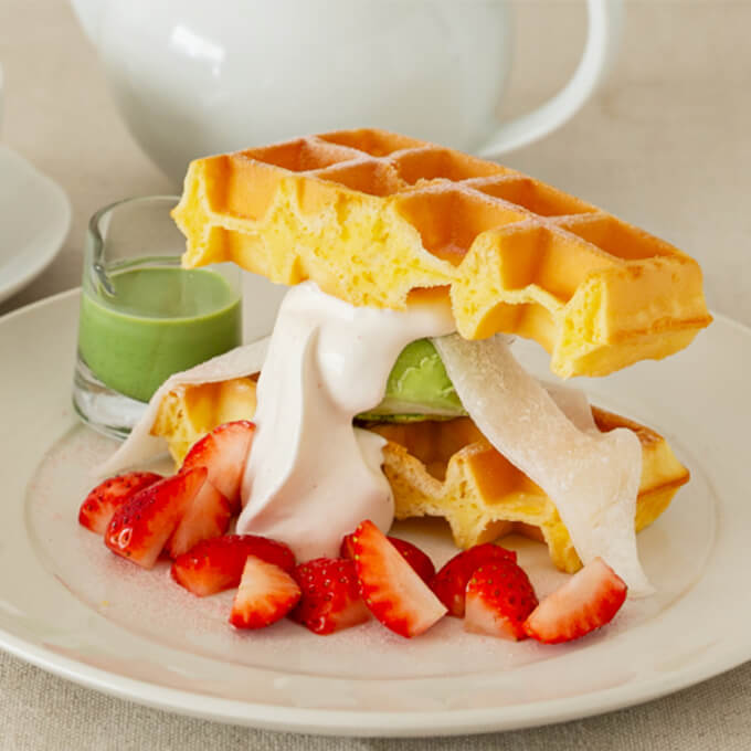 いちごと抹茶の桜餅風ワッフル