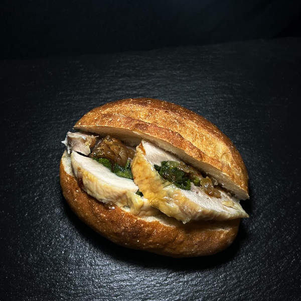 鶏もも肉の和風ポルケッタサンド