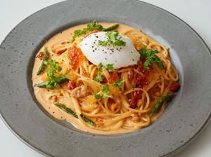 ポーチドエッグといくらのウニクリームソースパスタ