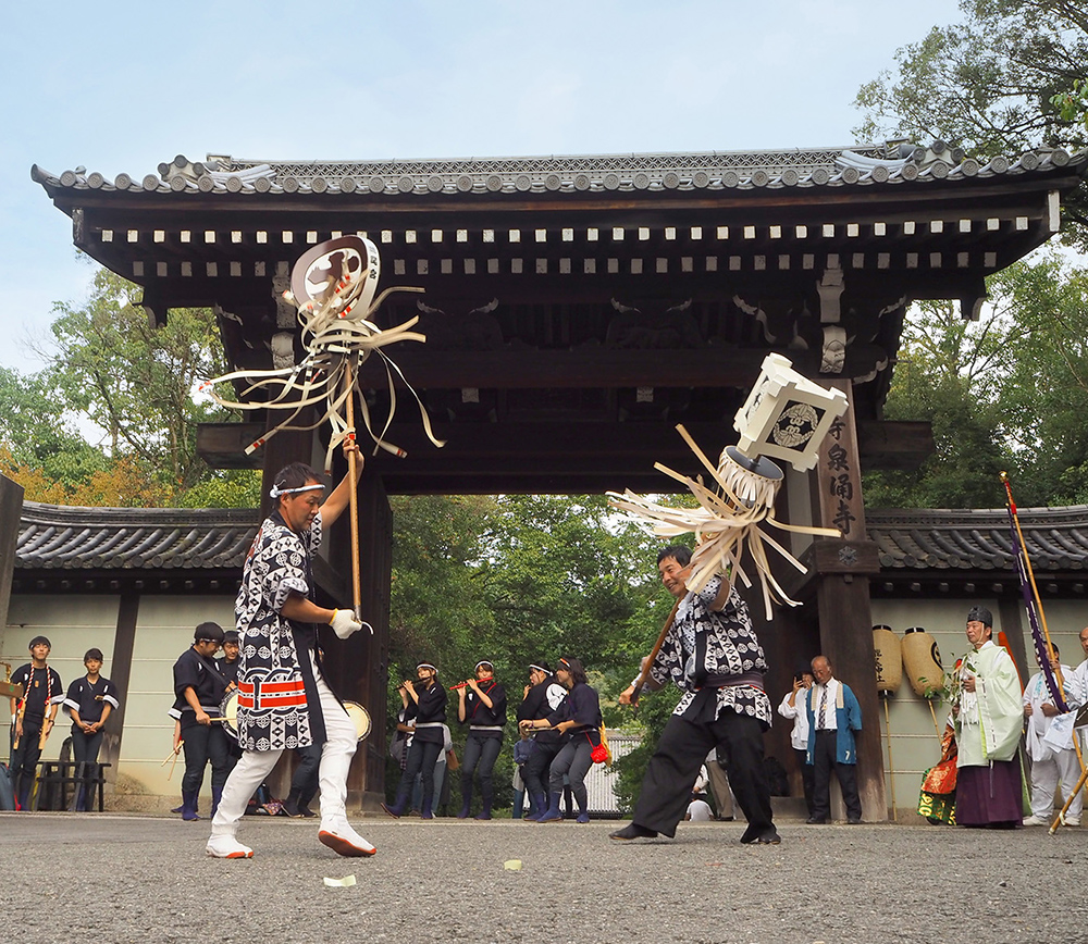 纏いと太鼓の奉納