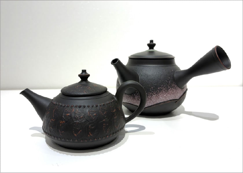 (右)あけぼの彩インロウ蓋 茶注、(左)窯変黒花絞り文 茶銚
