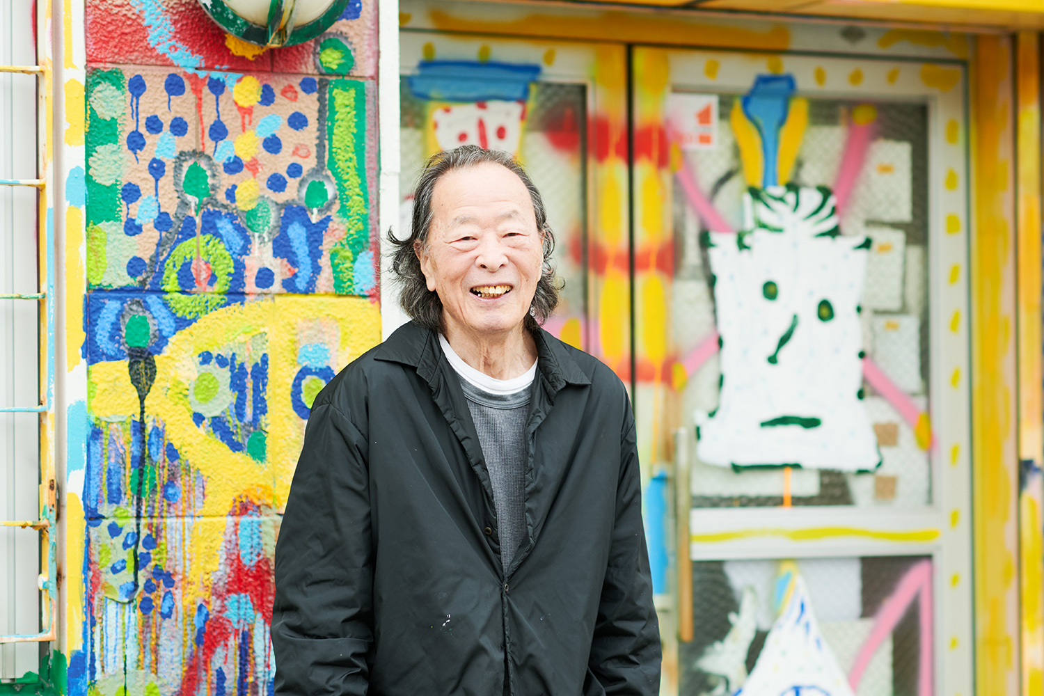 87歳の今も描き続ける黒田征太郎さんが、絵と音と子どもにふれる