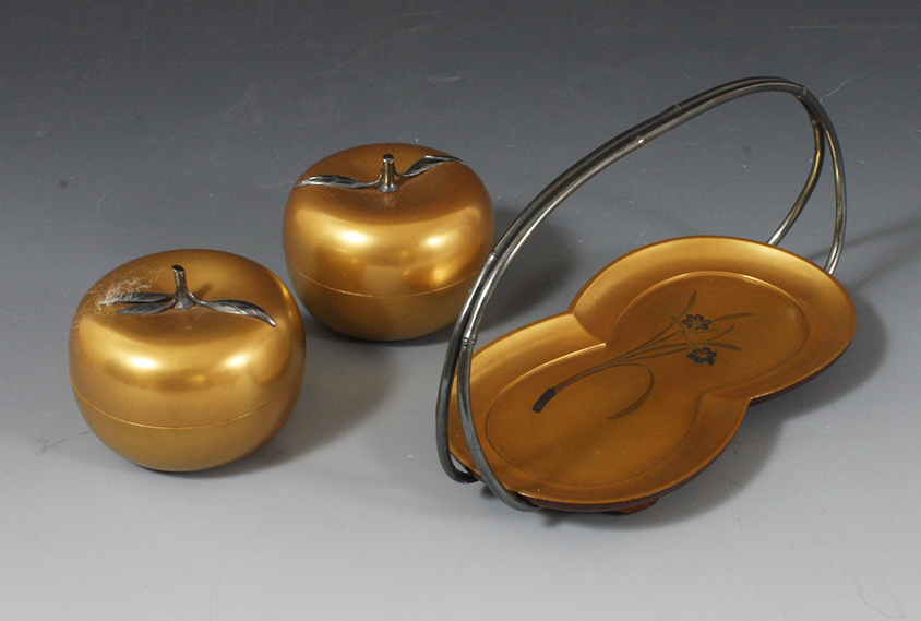 桃形金地蒔絵蓋物