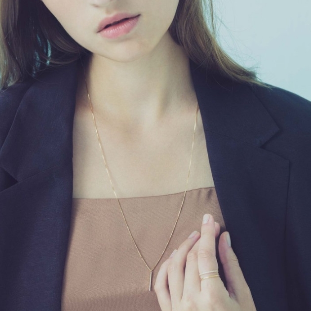 エテ K18YG パーティクル ロングネックレス 装着写真