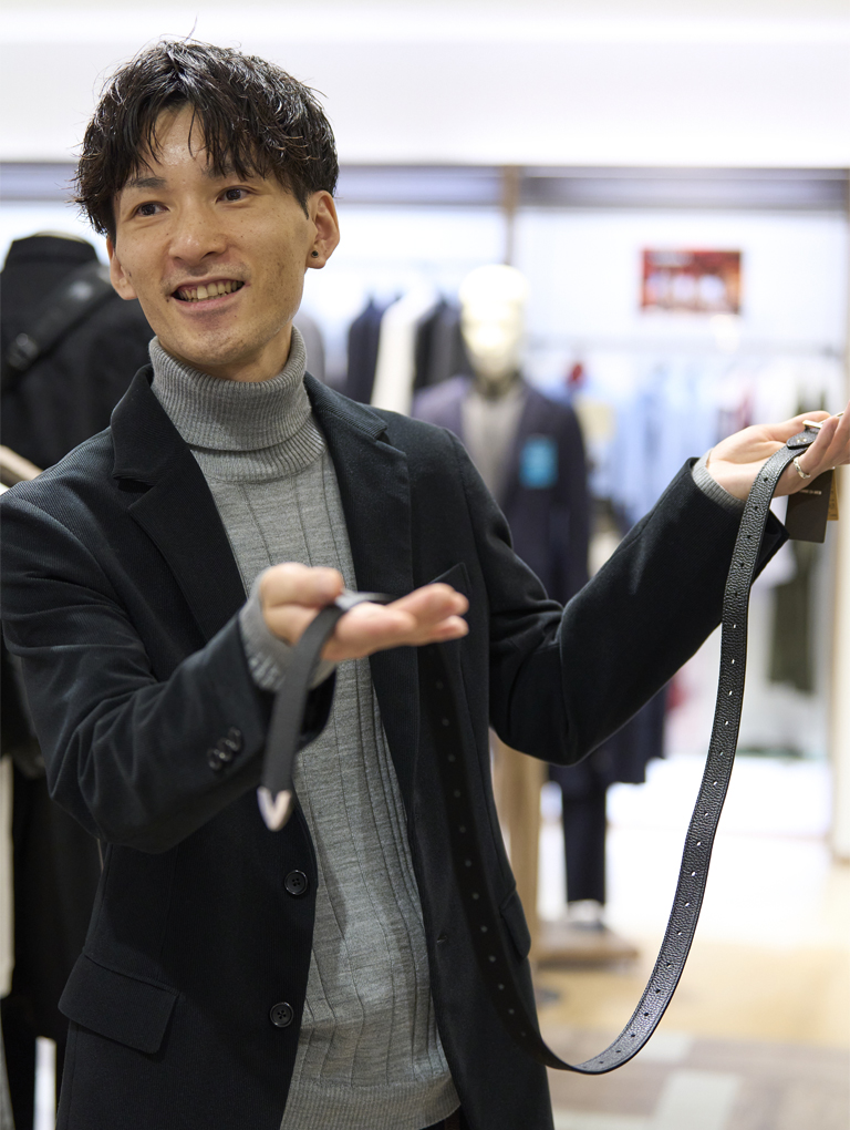 小物では、まず黒いベルトを取り入れるとスタイリングが引き締まり、ほどよいこなれ感が生まれます。小物で周りと差をつけましょう！