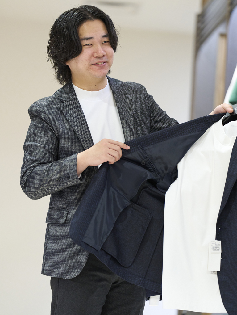 インナーは光沢感がありシンプルなデザインを選ぶと合わせやすく、幅広い着こなしを楽しめちゃいます！
