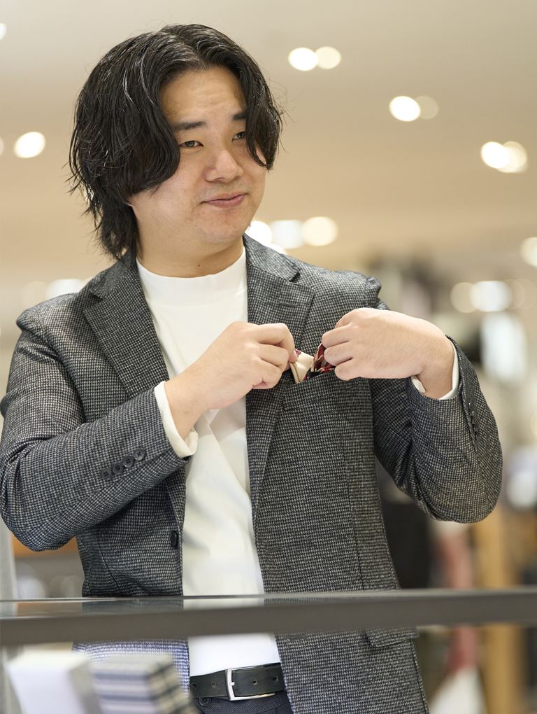 胸元にはポケットチーフをプラスして、さりげなく華やかなさを。季節に合わせて柄やカラーを変えれば、装いが新鮮な印象になりますよ。さりげない個性がポイント！