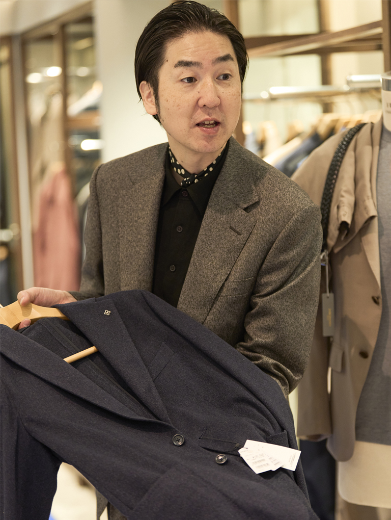ジャケットは軽やかな素材を選ぶと着やすく、ほどよいツヤ感があるものなら、きれいめな印象になりますよ。