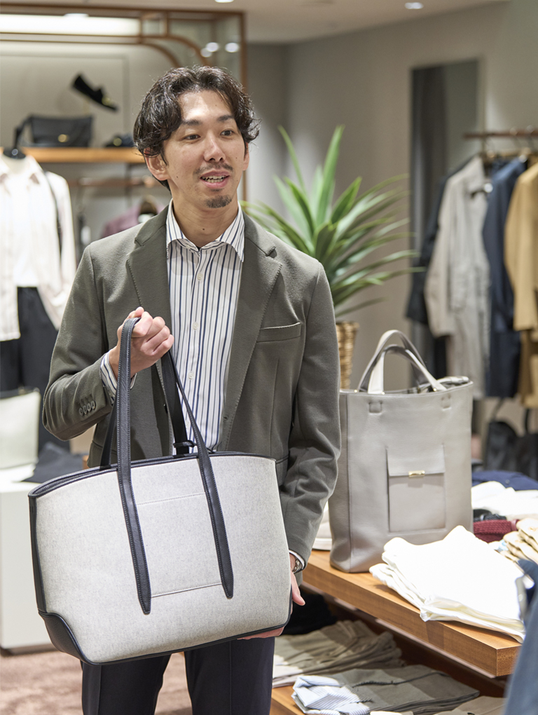 小物ではバッグでアクセントを。肩がけできてパソコンも収まる収納力のあるタイプをおすすめしてます。