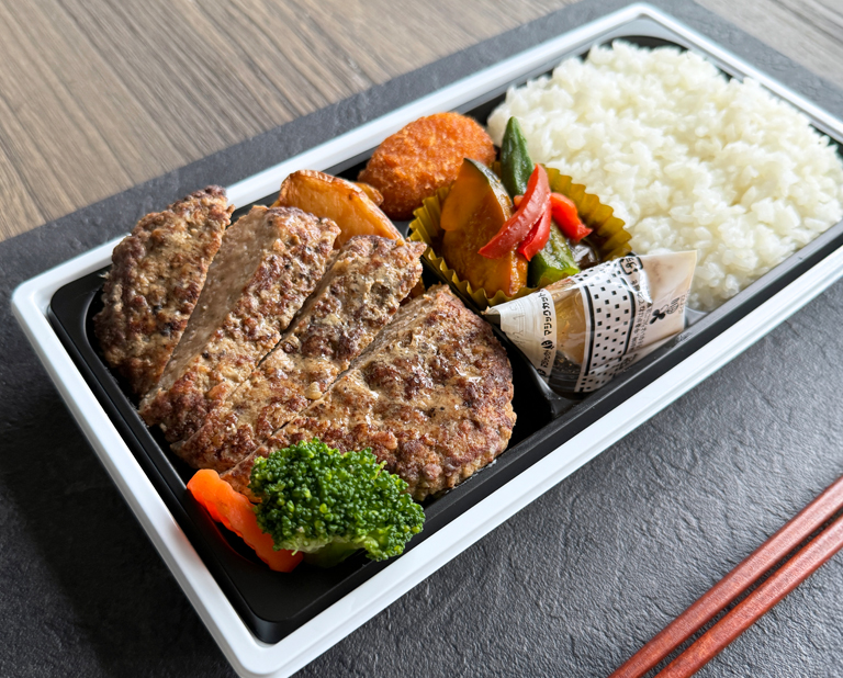 〈イーション〉山形県産牛豚使用！ハンバーグ御膳