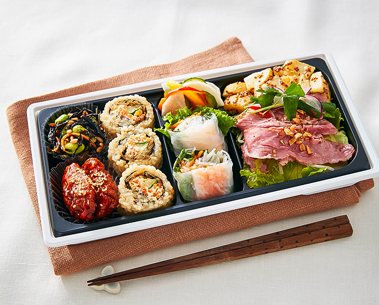 〈RF1〉玄米ロール入り30品目のSalad bento