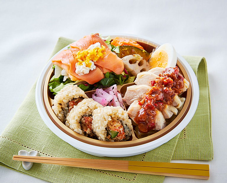 〈RF1〉スモークサーモンと蒸し鶏の美Salad bento