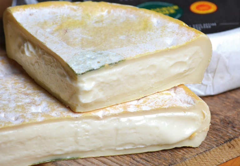 ルブロション ド サヴォワ(農家製)&lsquo;パカール熟成'<br>(REBLOCHON DE SAVOIE FERMIER AFFINE PAR PACCARD)