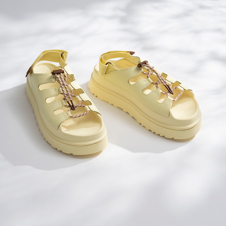 UGG for emmi UGG for emmiGOLDENGLOW TOGGLE
