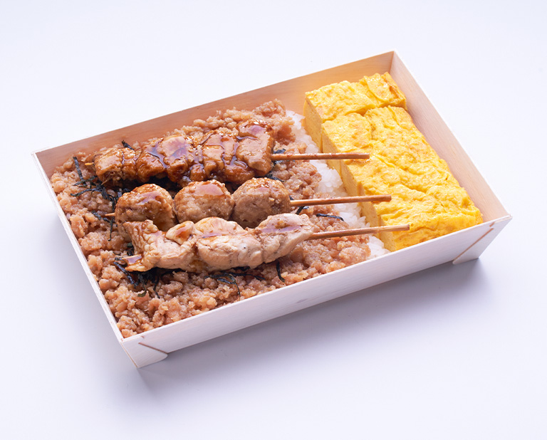 〈おとまつ（つきぢ松露）〉玉子焼たっぷりやきとり弁当
