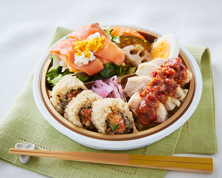 〈RF1〉スモークサーモンと蒸し鶏の美Salad bento