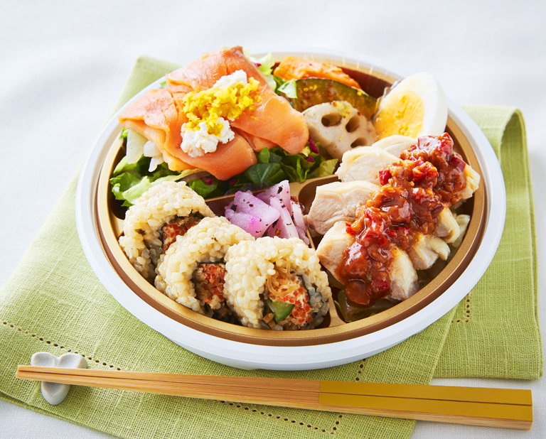 〈RF1〉スモークサーモンと蒸し鶏の美Salad bento