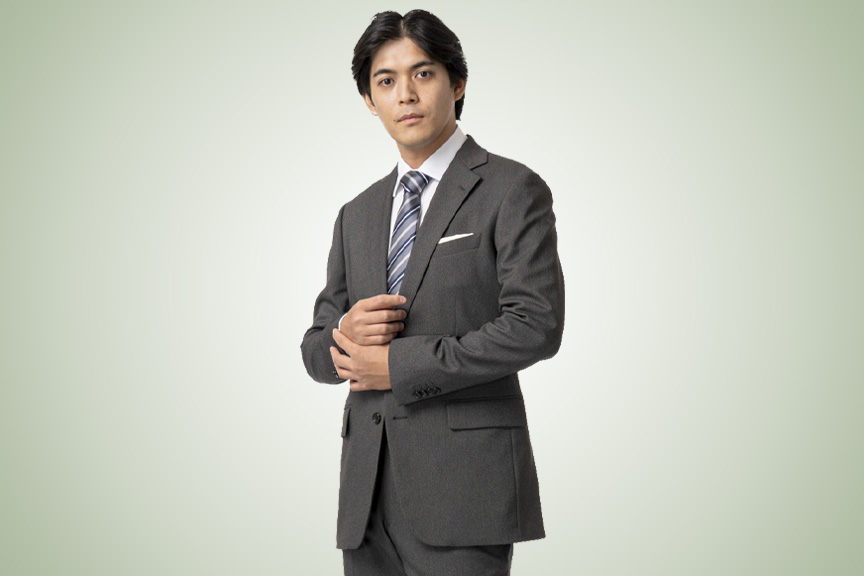 ストレッチ素材使用スーツなど2着