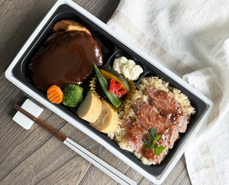 〈イーション〉デミグラスハンバーグ&牛サガリのガーリックライス御膳