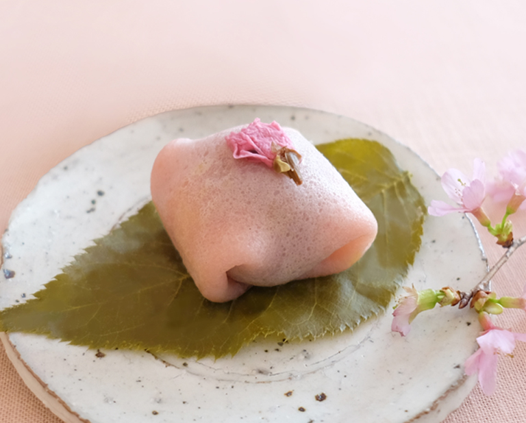 〈銀座あけぼの〉さくらもち