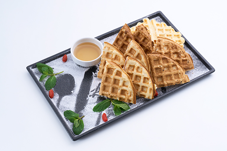 〈馳走三昧〉焼きたてワッフル丸の内ハニーがけ