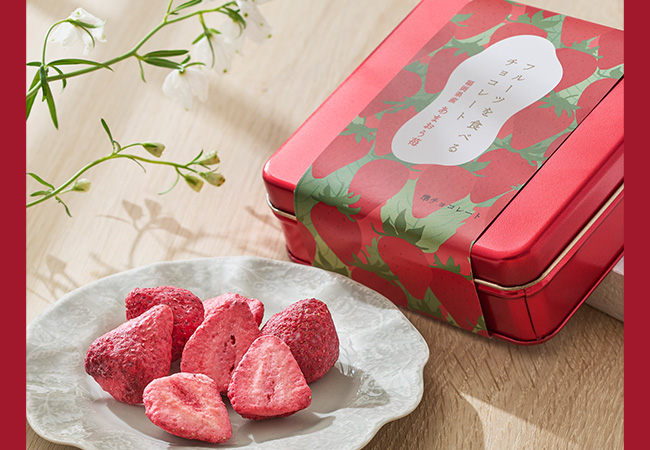 フルーツを食べるチョコレートあまおう苺