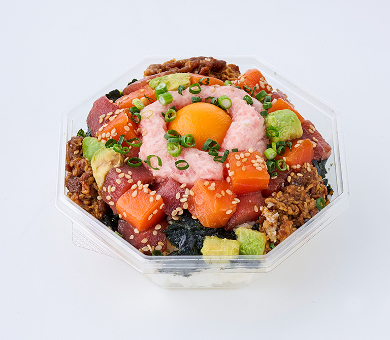 〈創作鮨処　タキモト〉マグロとサーモンの韓国風ユッケDON（卵黄ソース入）～柔らか牛肉を添えて