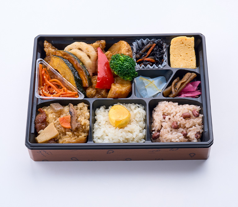 盛り付けの美しさ 1位〈おこわ米八〉たっぷり野菜とチキンの和風黒酢弁当