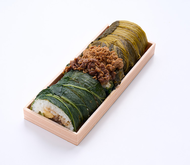 〈創作鮨処 タキモト〉やわらか牛肉と鶏そぼろの高菜巻(レモンマヨソース入り)