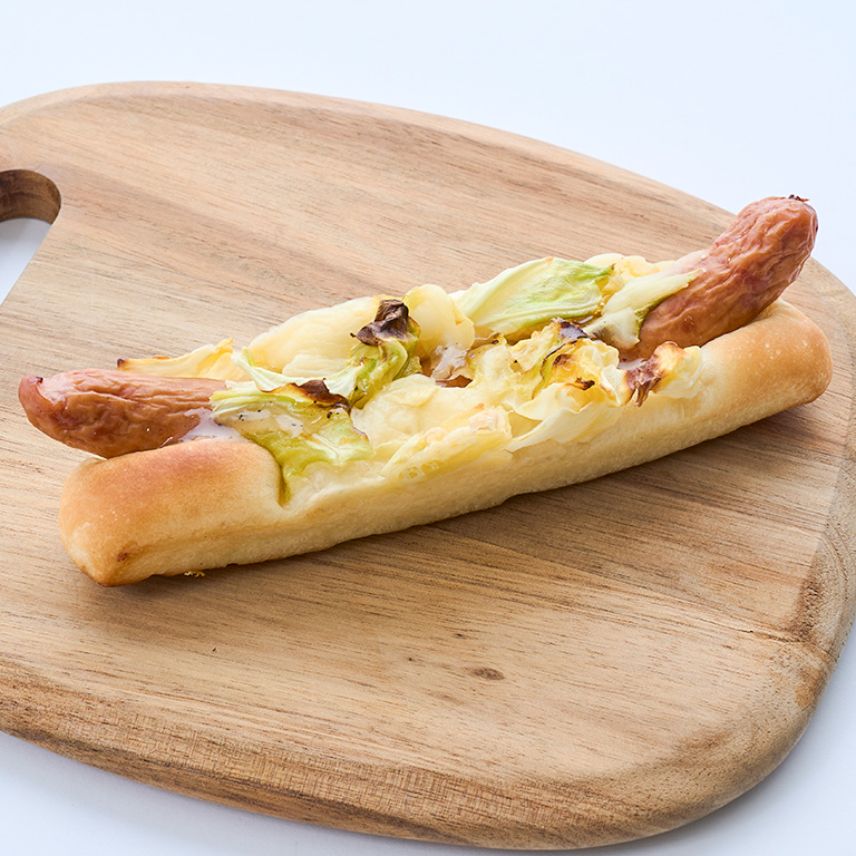 〈ポール・ボキューズベーカリー〉春キャベツのうま塩ドッグ