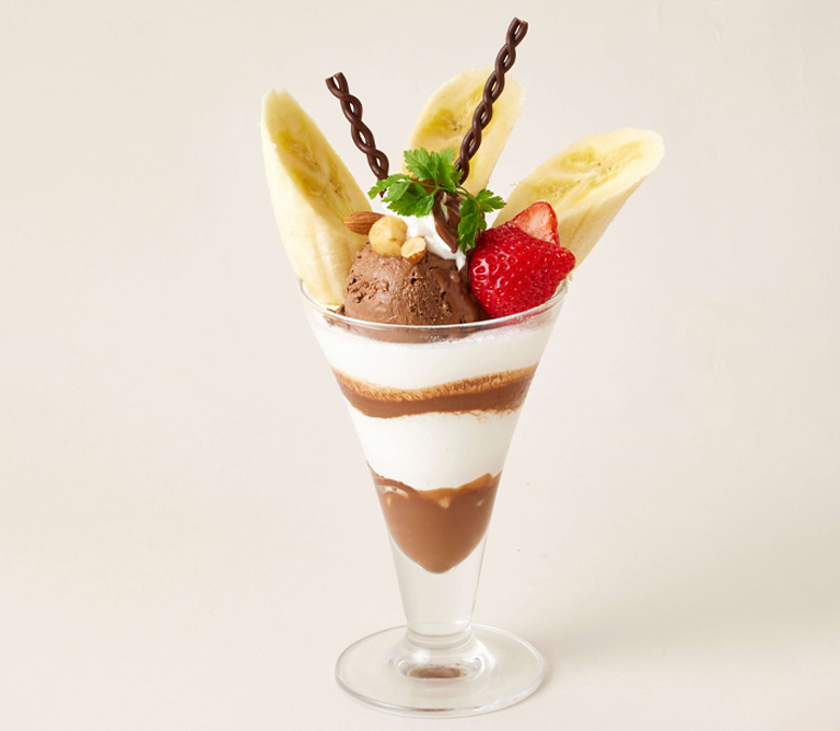 〈京橋千疋屋フルーツパーラー〉チョコレートバナナパフェ