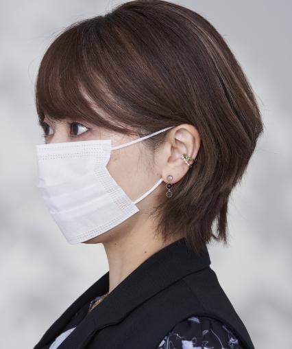 セイレーンアズーロカラーストーンを留めた開閉式のイヤーカフ