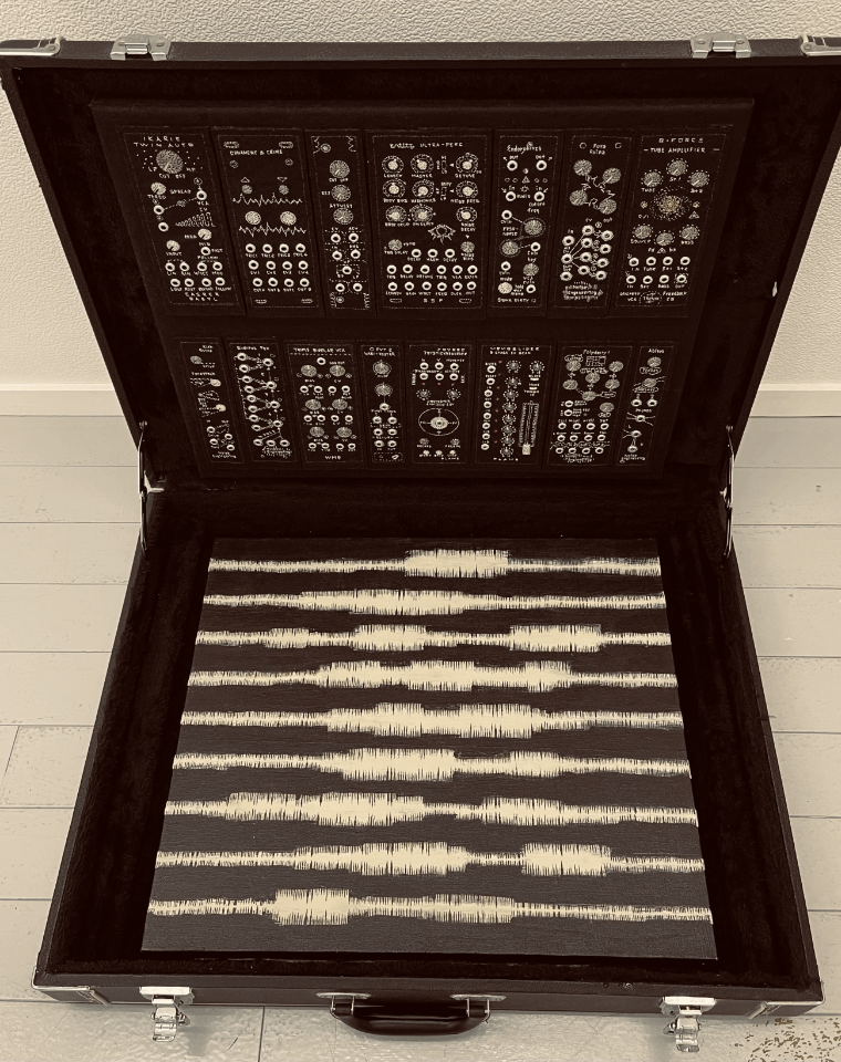 黒いトランクの手刺繍モジュラーシンセ+波形 Hand stitched,Modular synth