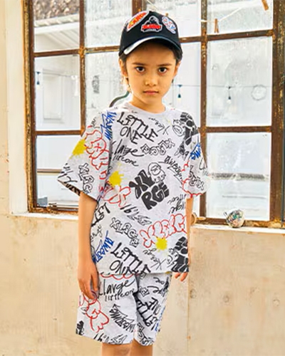 〈エクストララージ キッズ〉グラフィティ総柄半袖Tシャツ