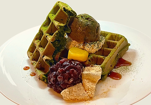 〈カフェグランシェ〉ほうじ茶アイスと抹茶のワッフル