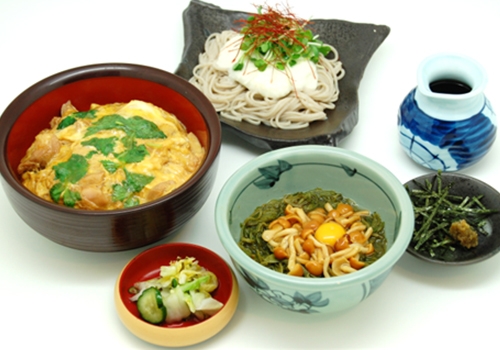 〈かさね〉柚子胡椒香るめかぶとろろそばと三つ葉の親子丼
