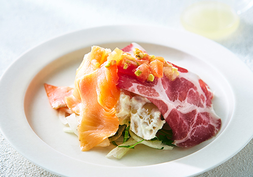 〈RF1生ハムと青森サーモンの華やぎサラダ
