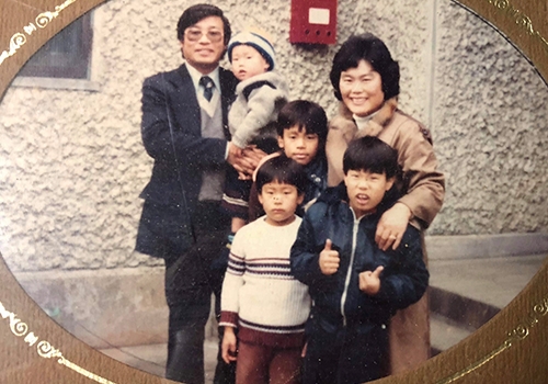 社宅で家族写真？・英語教室？・兄弟で遊ぶ？など
