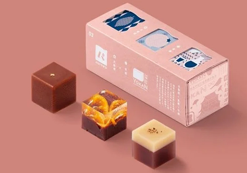 〈カグノミ堂〉のほか、大阪にゆかりのある5社からバレンタインバージョンを出品。会場では、3個入り×3種類のセットのみ販売(写真はオペラかんが入った「オトナ セット」)